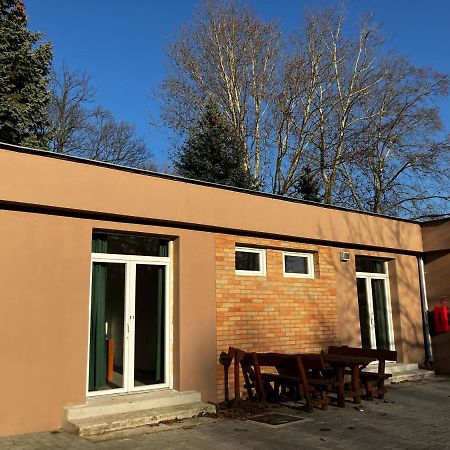 Oereg-To Youth Hostel Тата Экстерьер фото