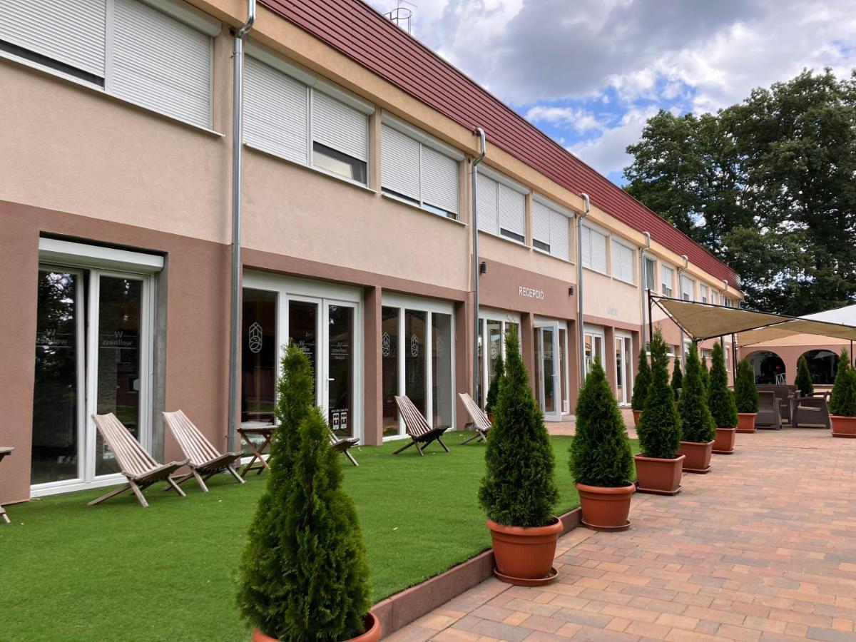 Oereg-To Youth Hostel Тата Экстерьер фото