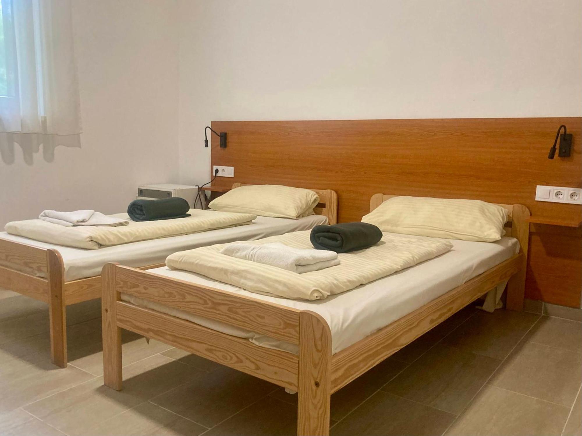 Oereg-To Youth Hostel Тата Экстерьер фото