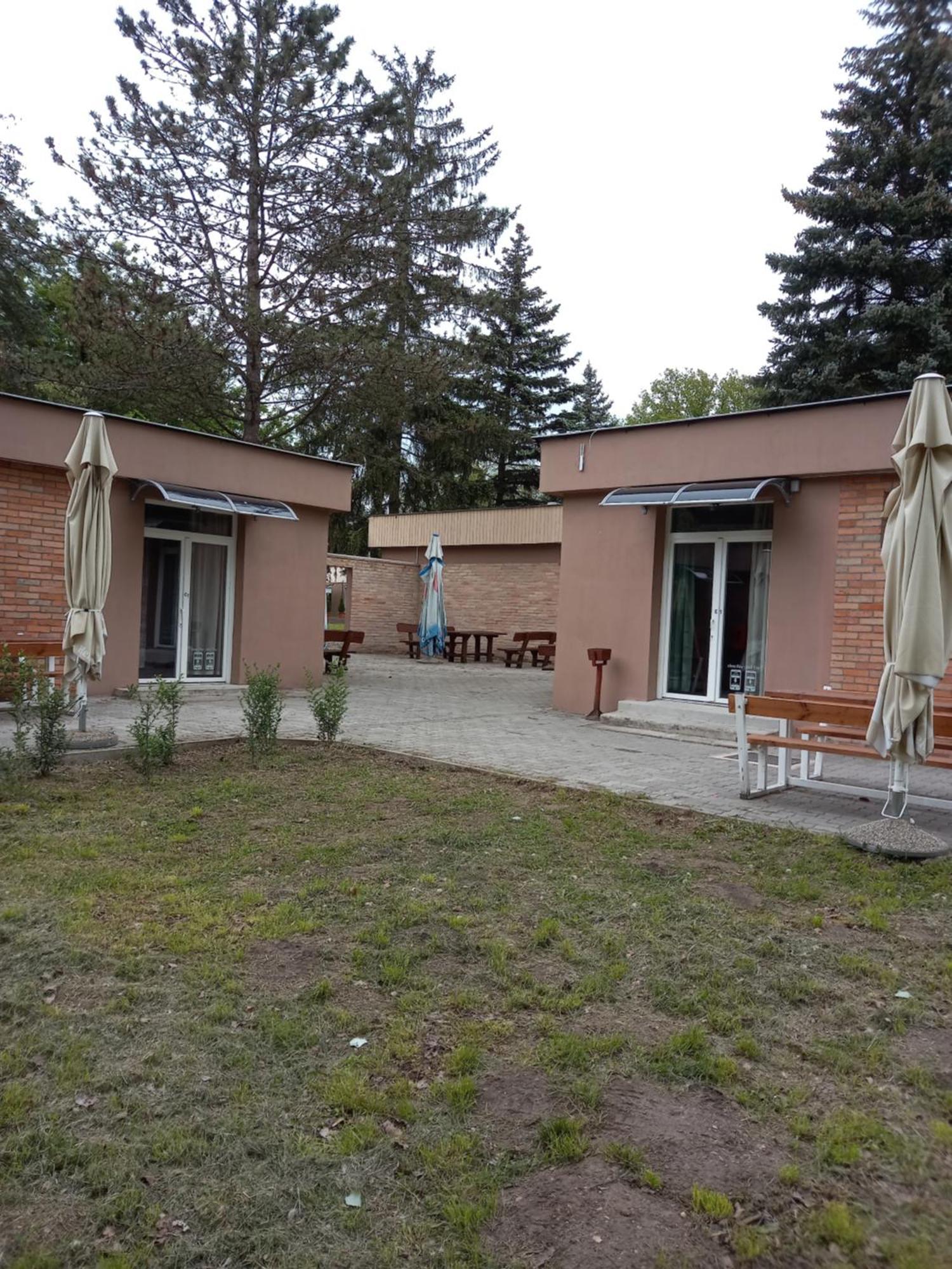 Oereg-To Youth Hostel Тата Экстерьер фото